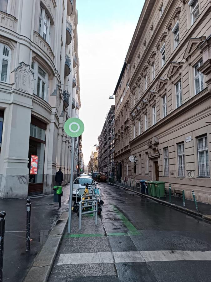 Yes, Yes! Lovely Apartment Good Amenities Budapest Center Экстерьер фото
