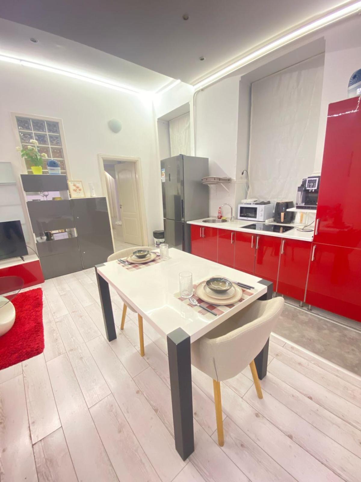 Yes, Yes! Lovely Apartment Good Amenities Budapest Center Экстерьер фото